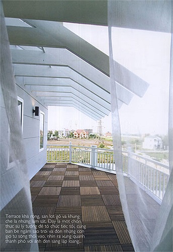 Giải pháp mà kiến trúc sư chọn là sử dụng kính làm tường, nhiều cửa sổ và thêm thiết kế giếng trời. 