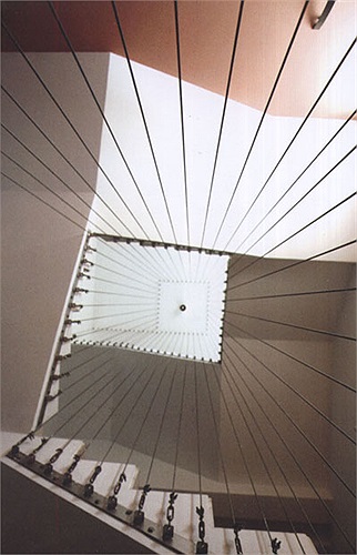 Gia chủ rất mến khách nên bếp và phòng khách được dành một diện tích khá lớn để lâu lâu trở thành tụ điểm cho bạn bè, người thân hội ngộ. 