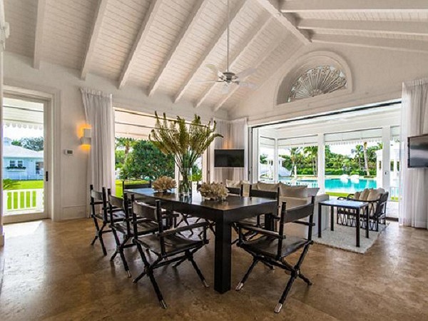 Năm 2012, nữ ca sỹ quyết định chuyển về sinh sống tại Quebec nên ngôi biệt thự này đang được Dion rao bán với giá 'ngất ngưởng' 72 triệu USD (hơn 1.500 tỷ đồng).