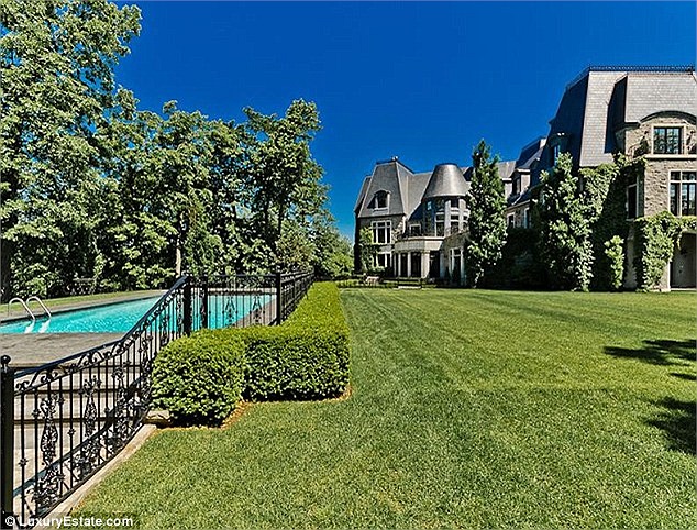 Với tổng diện tích lên tới 24.000 m2, gồm 6 nhà tắm, 1 phòng ăn rộng đủ cho gần 20 người, một phòng chơi game, một phòng tập gym, một thư viện lớn, một bể bơi và sân bay.