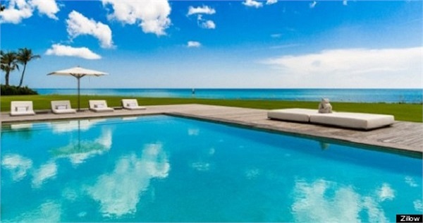 Được xây dựng trên một khu đất rộng lớn, biệt thự của Celine Dion bao gồm 1 nhà ở chính, 5 sảnh đường riêng biệt, 2 ngôi nhà 4 phòng ngủ dành cho khách, 4 phòng ngủ cho gia đình, 1 bể bơi trong nhà.