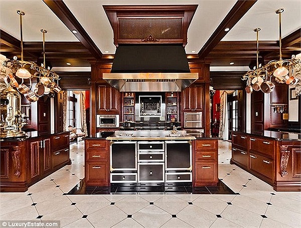 Nhà bếp sang trọng, rộng rãi.