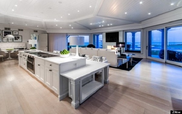 Nhà ăn có view cực đẹp nhìn ra biển.