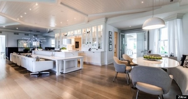 Toàn bộ ngôi nhà chủ yếu được sơn tông màu trắng tạo cảm giác thoáng mát, rộng rãi.