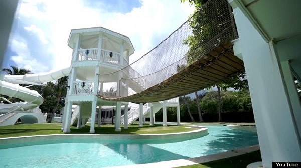 Ngoài ra, ngoại cảnh được trang hoàng ba bể bơi riêng biệt, một công viên nước mini, một dòng sông nhân tạo và khu nhà thể thao có sân gôn.