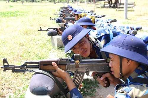 Đội hình luyện tập tư thế nằm bắn bài 1 súng Tiểu liên AK. 