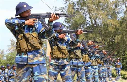 Đội hình luyện tập tư thế đứng bắn bài 1 súng Tiểu liên AK. 