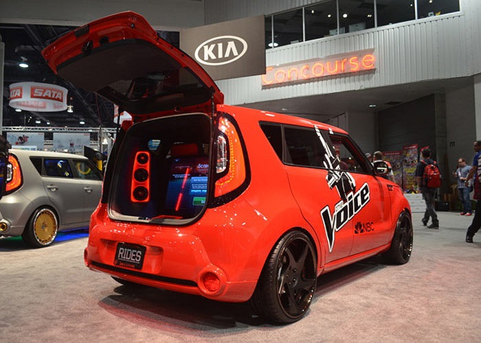 Dòng xe nổi tiếng cùng kiểu dáng vuông vức ngộ nghĩnh Kia Soul được hãng xe Hàn Quốc mang ra độ để trưng bày tại SEMA với nhiều phiên bản khác nhau. 