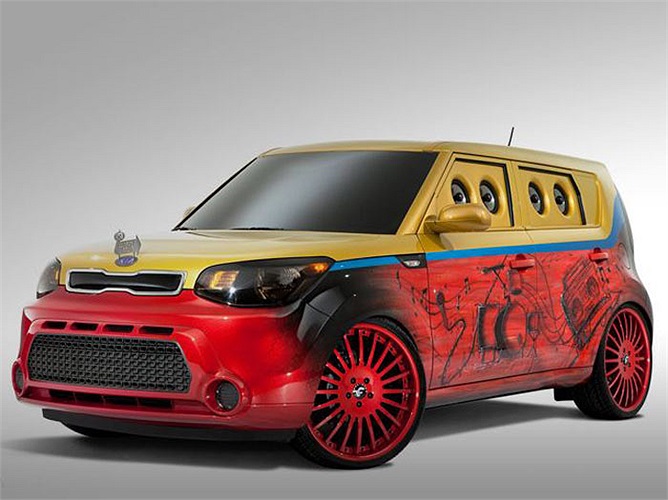 Bên ngoài xe được sơn airbrush với màu sắc sặc sỡ. 