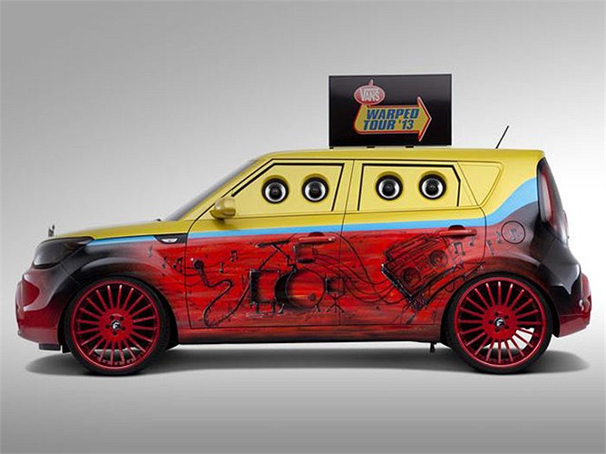 Bên ngoài xe được sơn airbrush với màu sắc sặc sỡ. 