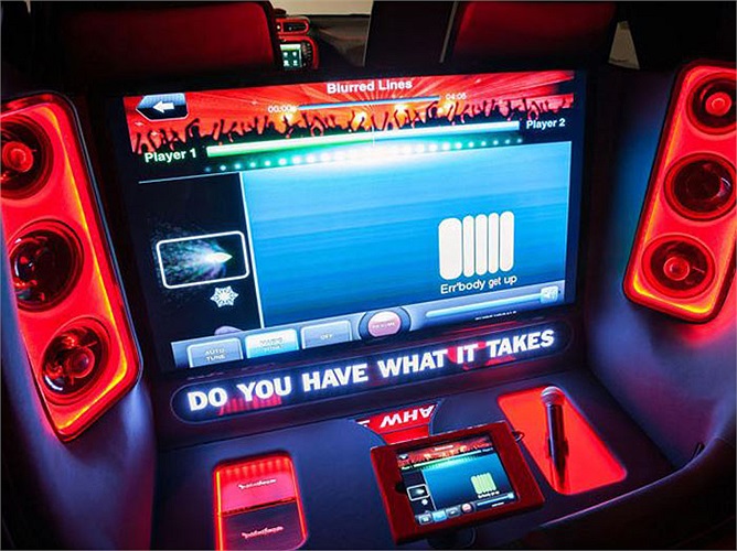 Nội thất xe có trang bị những dàn loa khủng, hệ thống đèn LED trang trí ấn tượng cùng màn hình TV 50 inch...