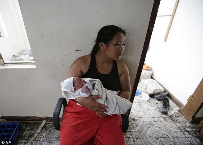 Người dì tên Michelle Satur đang bế cháu gái trên tay để cho mẹ của bé nghỉ ngơi sau ca sinh nở.