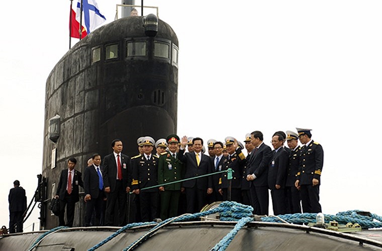 Tàu ngầm Project 636 Varshavyanka xuất khẩu cho Việt Nam có lượng giãn nước toàn tải 4.000 tấn khi lặn, dài 74m, trang bị động cơ diesel – điện cho phép tàu đạt tốc độ tới 12 hải lý/h khi nổi và 25 hải lý/h khi lặn. Ảnh: VGP