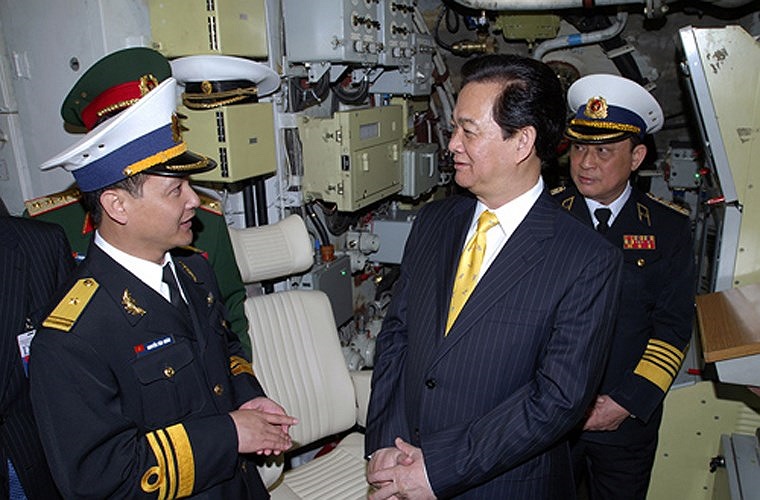 Trong ảnh là Thủ tướng Nguyễn Tấn Dũng đang trò chuyện với thuyền trưởng tàu ngầm HQ-182 Hà Nội (đồng chí mang cấp bậc Thiếu tá). Ảnh: VGP 