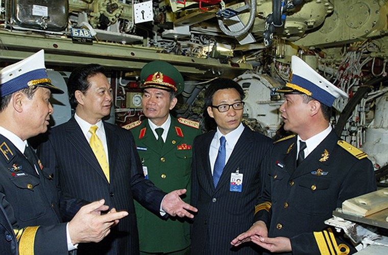 Thủ tướng Nguyễn Tấn Dũng thăm khoang vũ khí trên tàu ngầm HQ-182 Hà Nội. Tàu ngầm Project 636 trang bị 6 ống phóng ngư lôi cỡ 533mm có thể phóng nhiều loại ngư lôi chống tàu ngầm/tàu nổi và đặc biệt là tên lửa hành trình siêu thanh Klub-S (tối đa 4 