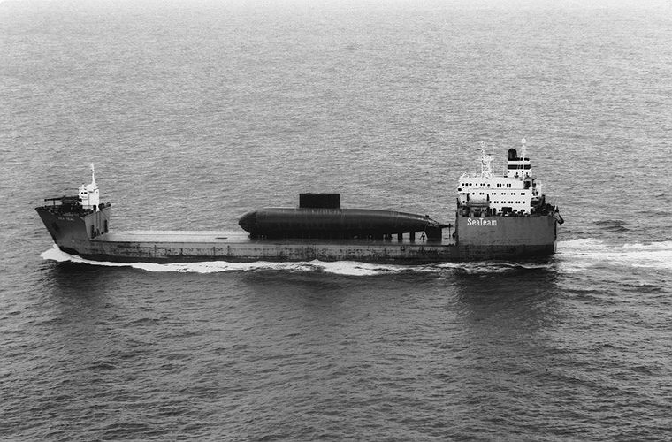 Dự kiến, biên bản cuối cùng về việc tiếp nhận tàu ngầm sẽ được ký kết vào cuối tháng 1 năm sau tại căn cứ Lữ đoàn tàu ngầm 189, quân cảng Cam Ranh (Khánh Hòa, Việt Nam). Trong ảnh là tàu vận tải chuyên dụng đang chở một chiếc tàu ngầm Kilo mà Nga bán