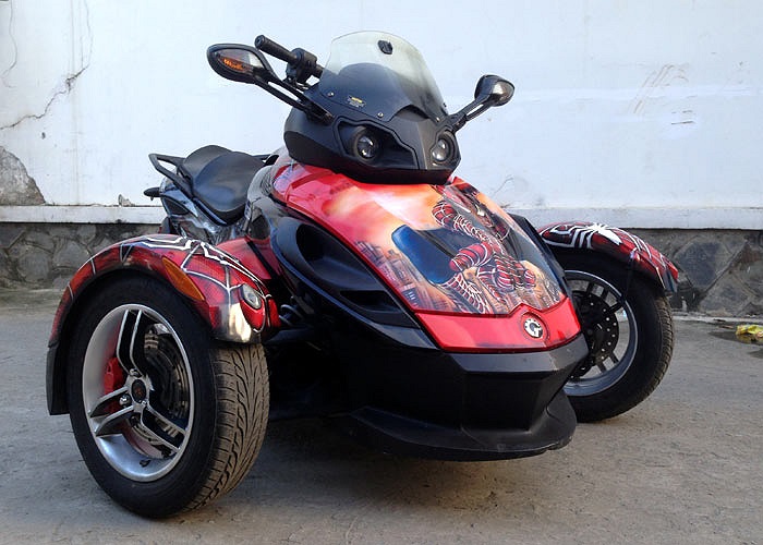 Dù không phải là phiên bản đời mới nhưng mẫu môtô ba bánh Can-Am Spyder 2008 của một tay chơi ở TP HCM vẫn rất ấn tượng. 