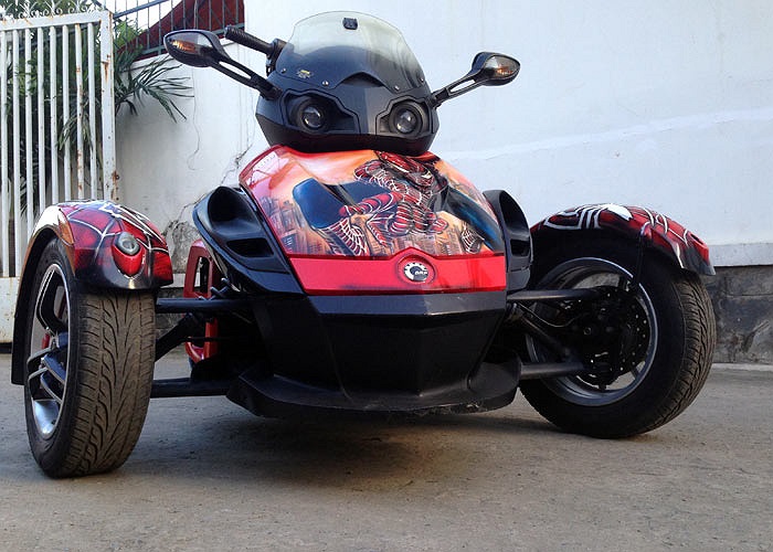 Đây là phiên bản đặc biệt với thiết kế ngoại thất độ theo phong cách người Nhện. 