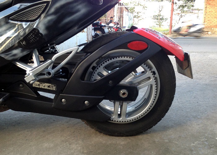 Tay lái xe nhẹ và khá dễ điều khiển. Hệ thống an toàn gồm có thắng đĩa cho cả hai bánh trước và sau với hệ thống chống bó cứng phanh ABS tiêu chuẩn, hệ thống ổn định (VSS). 