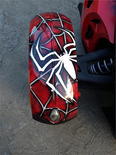 Xe sử dụng động cơ DOHC 8 van, V-Twin dung tích 990cc cho công suất 106 mã lực tại vòng tua 8.500 vòng/phút, ngang ngửa với một chiếc ôtô động cơ dung tích 1.5 lít. 