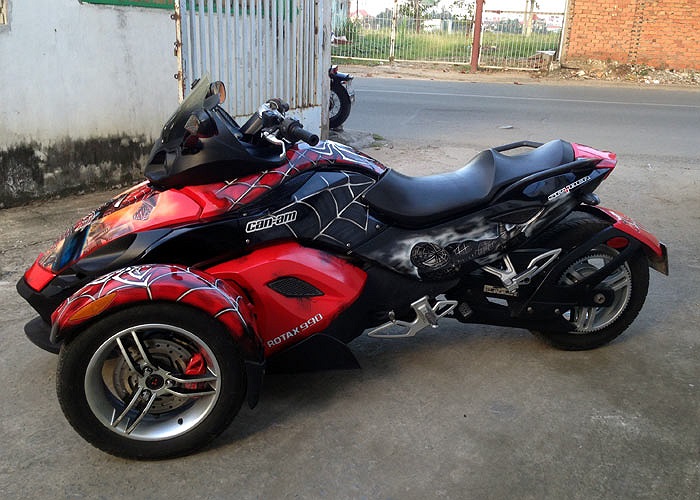 Xe được vẽ airbrush và dán tem hình người Nhện, Spiderman khắp thân xe, từ ốp trước, ốp sau tới chắn bùn hay bình xăng. 