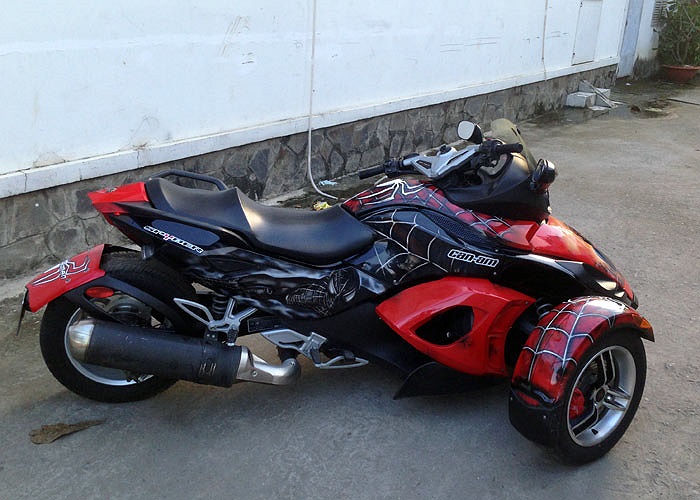 Lớp sơn này khiến cho chiếc xe vốn đã rất hầm hố này càng trở nên đặc biệt. 