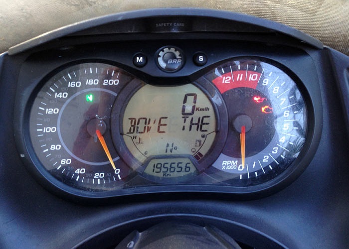 Đồng hồ trung tâm với đầy đủ các thông số về vòng tua máy, báo xăng, báo dầu...