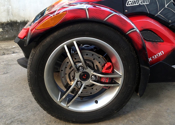 Trọng lượng xe vào khoảng 316,2 kg. Bình xăng có dung tích 27 lít.