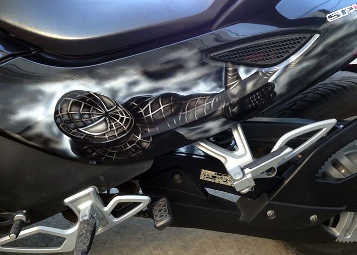 Mẫu môtô ba bánh sở hữu hệ thống giảm xóc thể thao, hệ thống chống rung, lật và khả năng tăng tốc ấn tượng dù có vóc dáng đồ sộ. 