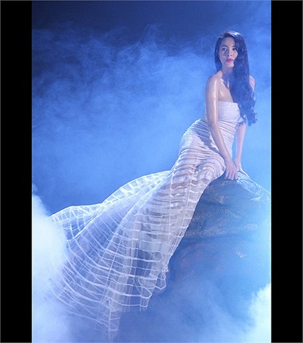 Người đẹp sở hữu vòng một nóng bỏng, quyến rũ.