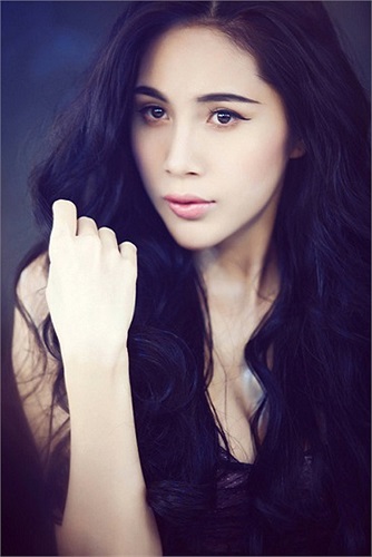 Gương mặt Thủy Tiên trước đây tròn đầy, không sắc nét, hàm răng cũng khấp khểnh.