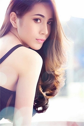 Nhưng công nghệ làm đẹp đã giúp Thủy Tiên sở hữu gương mặt thon gọn, các đường nét sắc sảo, hài hòa.