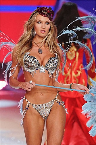 Candice Swanepoel cũng là gương mặt quen thuộc trong các show diễn của Voctoria's Secret.