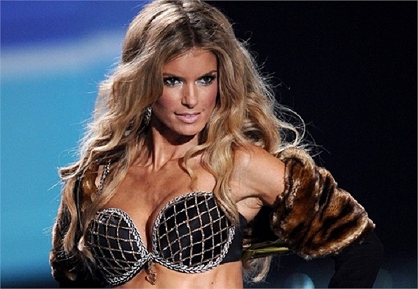 Năm 2009, Chân dài Marisa Miller vinh dự diện chiếc áo lót đen trị giá 3 triệu USD, được dát 2.300 viên kim cương nhỏ và một viên kim cương lớn 16 carat.