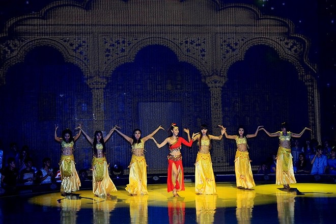 Bên cạnh những phần trình diễn mãn nhãn đến từ 8 nhóm/đôi/thí sinh, tiết mục mở màn của cặp đôi khách mời Ngân Khánh và Hồ Vĩnh Khoa cũng thu hút rất nhiều sự chú ý. 