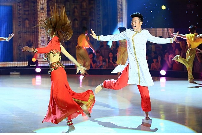 Với kinh nghiệm nhảy múa có sẵn cùng sự hỗ trợ đặc biệt từ biên đạo Phúng Huỳnh và vũ đoàn Mix, cặp đôi tài – sắc dễ dàng hoàn thành tốt phần biểu diễn của mình. 