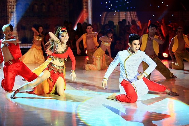 Ngân Khánh, Hồ Vĩnh Khoa cháy hết mình với các động tác vũ đạo đẹp mắt. 