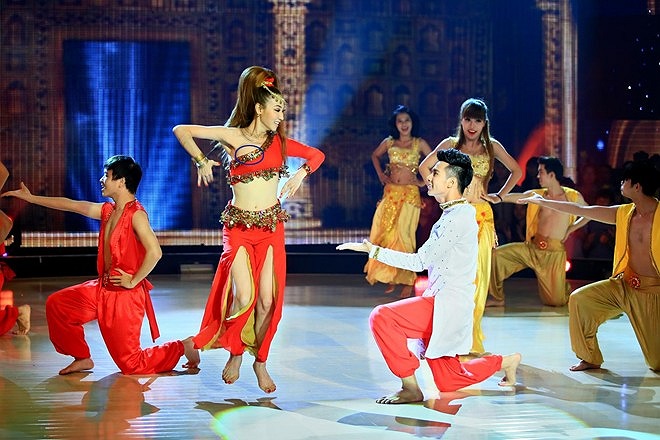 Tuy nhiên, nữ diễn viên Tường vi cánh mỏng đã không gặp may khi mắc lỗi trang phục trong phần cuối bài nhảy. 