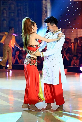 Cô không hề hay biết chiếc áo quá ngắn đang phản lại mình. 