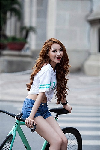 Sau khi kết thúc cuộc tình ngắn ngủi với nam ca sỹ đào hoa, Ngân Khánh im lặng và ít xuất hiện trong các sự kiện. 