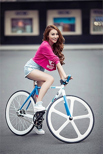 Ngân Khánh và Tuấn Hưng có khoảng hơn 6 tháng yêu nhau. Cả hai bí mật đến với nhau và cũng lặng lẽ chia tay. 