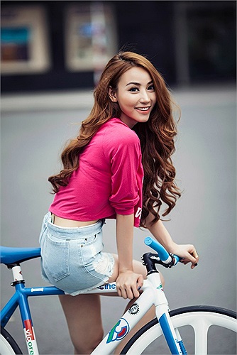 Họ cũng chưa từng công khai chuyện tình yêu này với báo chí. Trong khi Ngân Khánh liên tục phủ nhận thì Tuấn Hưng lại úp mở về mối quan hệ này. 