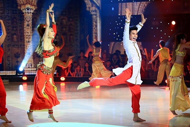 Ngân Khánh – Hồ Vĩnh Khoa mang đến tiết mục Student Of The Year ở thể loại bollywood. 