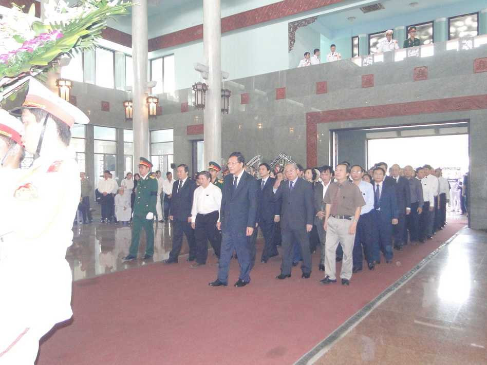 Bộ trưởng Phạm Vũ Luận dẫn đầu đoàn lãnh đạo Bộ GD&ĐT thành kính viếng Giáo sư Nguyễn Thiện Thành