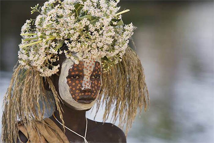 Cách duy nhất để họ có thể ngắm nhìn sắc đẹp của mình thông qua những vũng nước bùn.