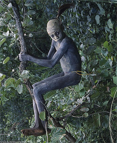 Phải chăng chính cuộc sống còn đậm chất nguyên sơ, gần gũi với cuộc sống tự nhiên hoang dã, đã tạo nên những nhà thiết kế thời trang ‘thiên bẩm’?