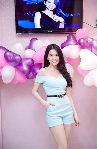 Ngọc Trinh khoe da trắng nõn nà trong trang phục ngắn.