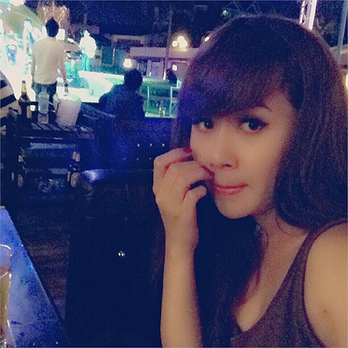 Lưu Thiên Hương dịu dàng, e ấp.