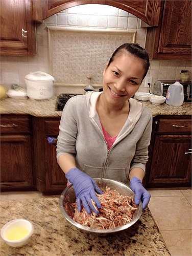 Hồng Ngọc trổ tài nấu nướng.