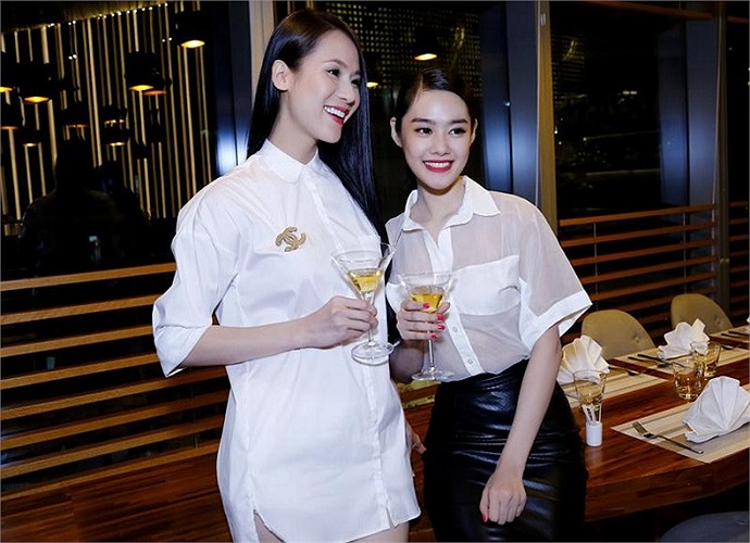 Đi cùng Linh Chi là Thái Hà, người đẹp của Venus diện mốt 'giấu quần'.